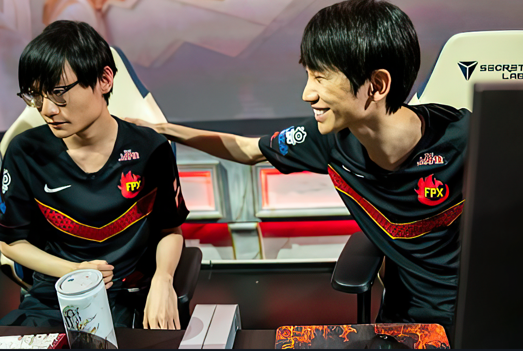 AYX-Doinb回归赛场，败北首场状态亮眼，热火观众沸腾！的简单介绍